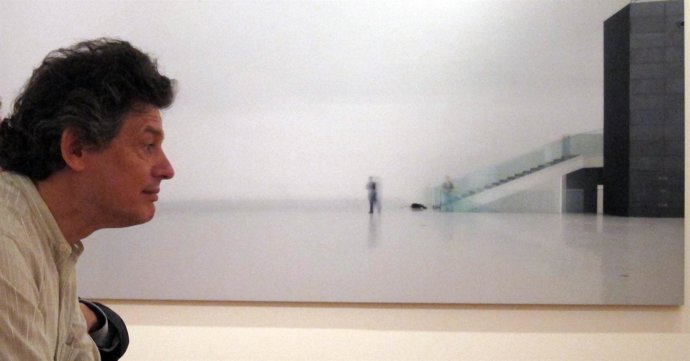 José Manuel Ballester Delante De Una De Sus Obras Expuestas En El DA2 