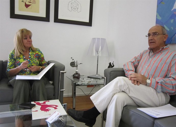 Isabel Carrasco Junto A Manuel De Las Eras, Alcalde De Quintana Del Marco.