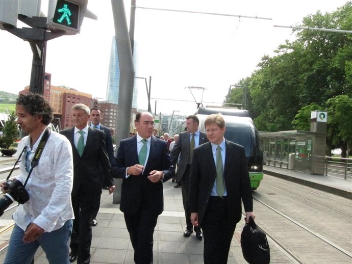 Galán Llegando A La Junta En Tranvía