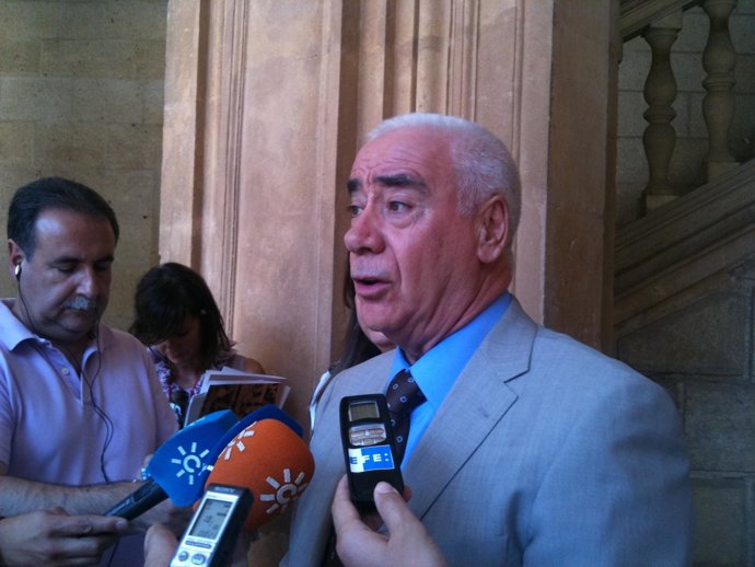 Luciano Alonso Atendiendo A Los Periodistas