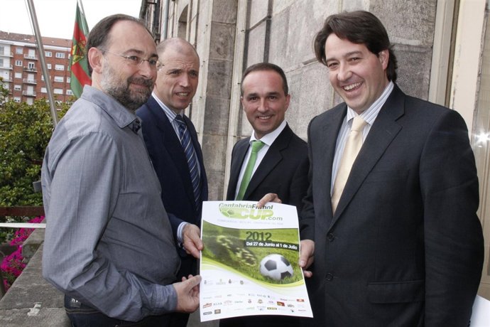 Representantes Institucionales Y Organizadores De La I Cantabria Cup De Fútbol