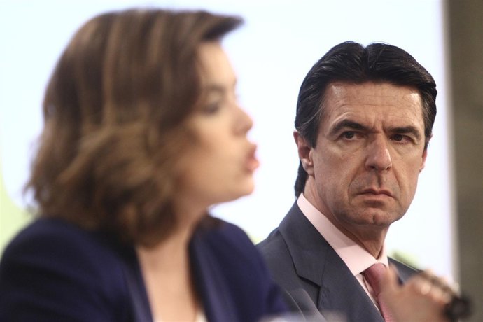Soraya Sáenz De Santamaría Y José Manuel Soria En El Consejo De Ministros