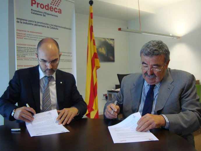 Jordi Bort Y Joan Simó Firmando El Acuerdo De Colaboración