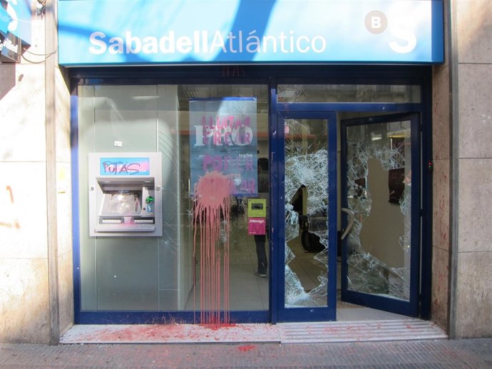 Sucursal Del Banco Sabadell Dañada Por Radicales