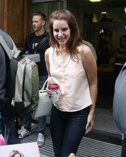 Lana del Rey muy sonriente 