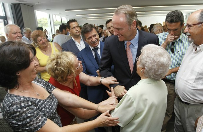 Alberto Fabra Junto A Dos Usuarias Del Centro De Mayores