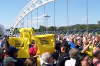 Afectados por las preferentes interrumpen la inauguración del Ponte das Correntes en Pontevedra