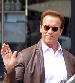 Arnold Schwarzenegger Saludando