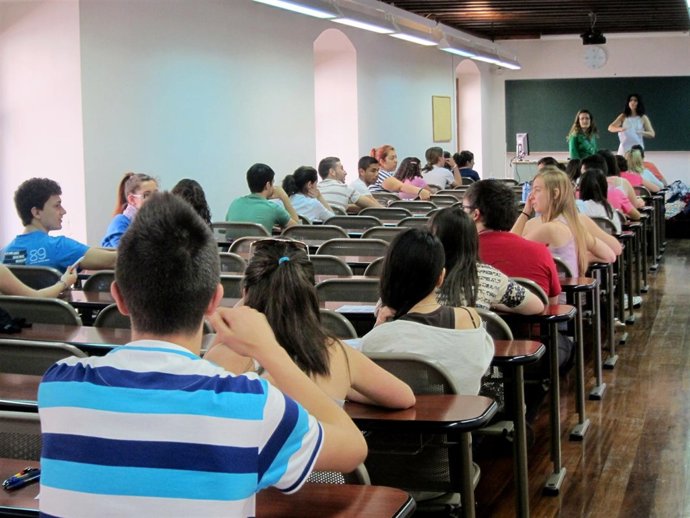 Estudiantes en un aula