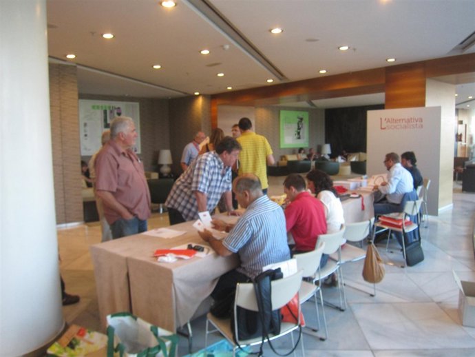 Delegados Acreditándose Para El Congreso Provincial Del PSPV