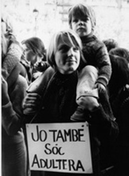 Instantánea De Pilar Aymerich De Una Manifestación Sobre El Adulterio