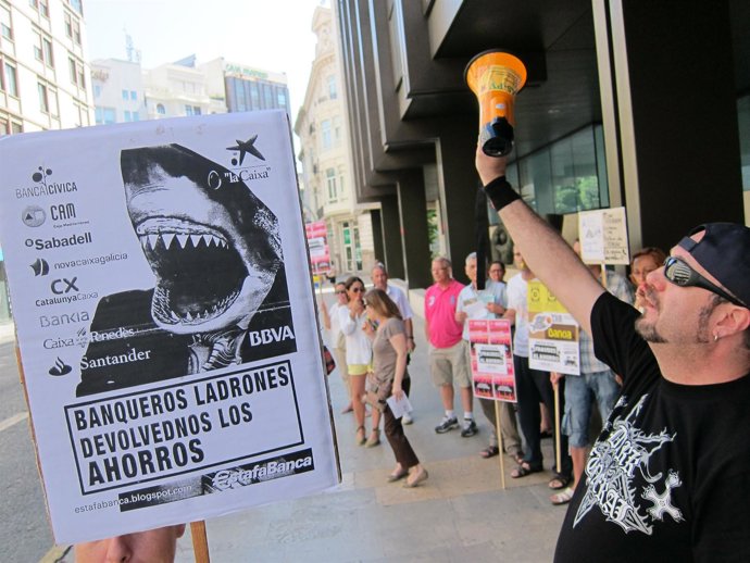 Protesta Convocada Por Adicae En Las Puertas De Bancaja