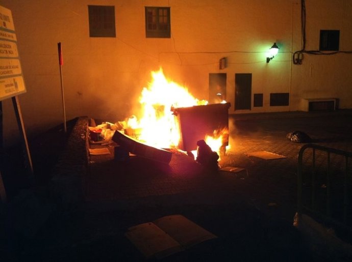 Uno De Los Contenedores Ardiendo