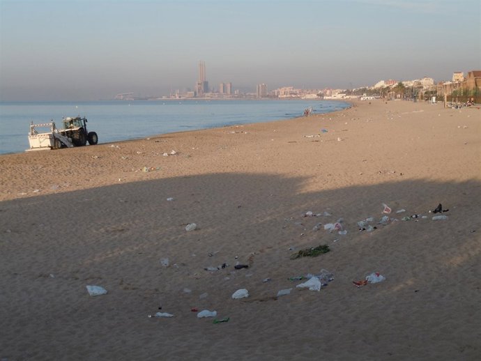 Playa De Badalona Tras La Verbena De Sant Joan