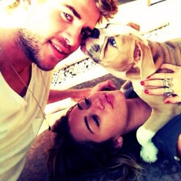 Miley Cyrus y Liam Hemsworth en Twitter