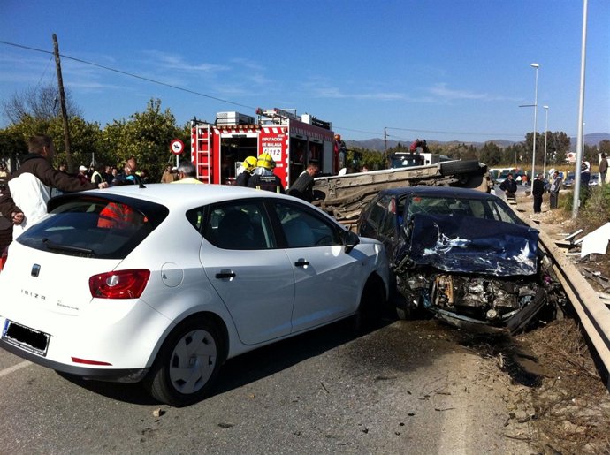Accidente De Tráfico En La Carretera A-7057 De Cártama (Málaga) Con Tres Coches