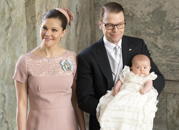 Los príncipes Victoria y Daniel de Suecia junto a su hija Estelle