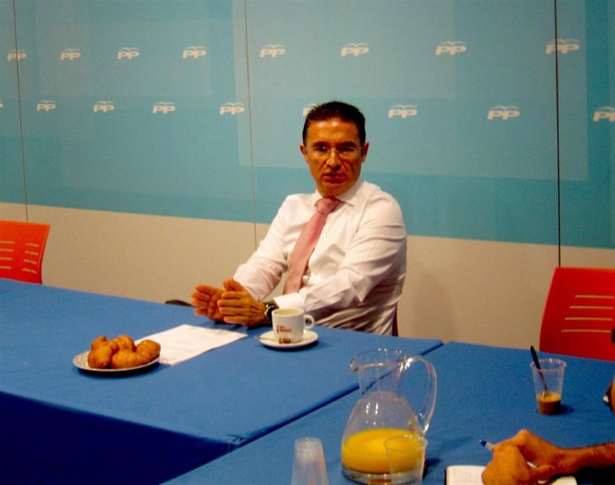 Serafín Castellano En Un Encuentro Con Medios De Comunicación