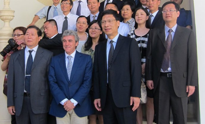 Esteban Con Una Representación Del Consistorio Chino