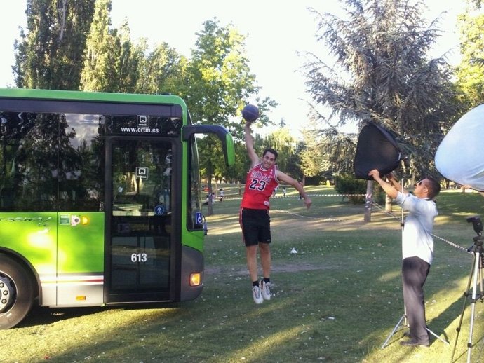 Trabajadores De La Empresa DBLAS Posan En Un Calendario Solidario
