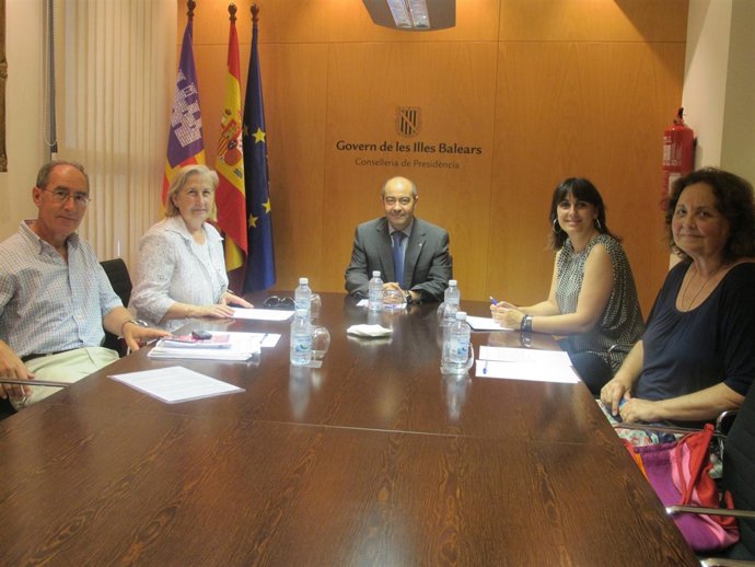 El Conseller De Presidencia, Antoni Gómez, Recibe En Audiencia A Manos Unidas