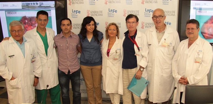 Los Padres Del Bebé Con Los Doctores Implicados En Su Intervención Y Tratamiento