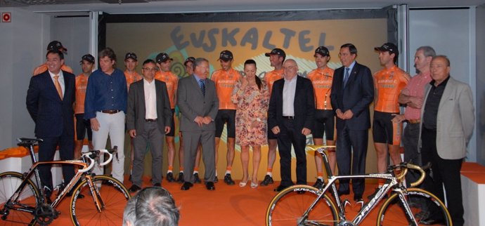 José Luis Bilbao Con Los Ciclistas De Euskaltel