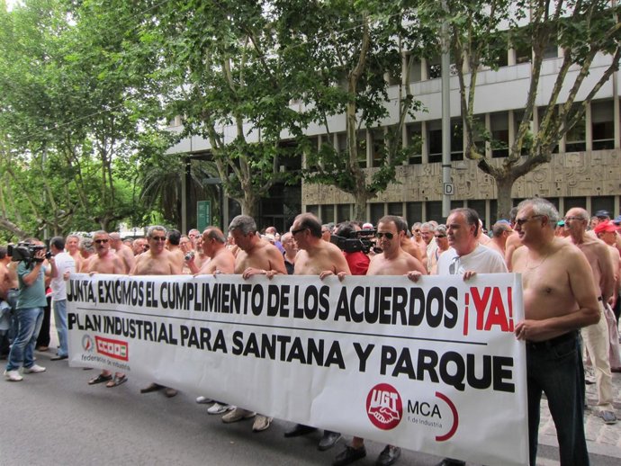 Exsantaneros Semidesnudos Manifestándose