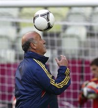 Fútbol/Selección.- Del Bosque: "Los que nos asocian al FC Barcelona o al Real Madrid, están endemoniados"