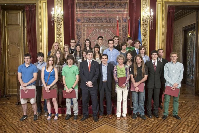 El Consejero Iribas, Con Los Estudiantes Premiados. 