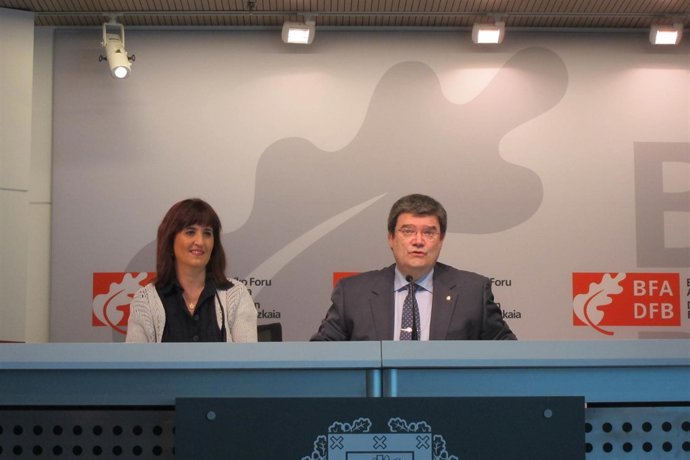 Los Diputados Vizcaínos Itziar Garamendi Y Juan María Aburto