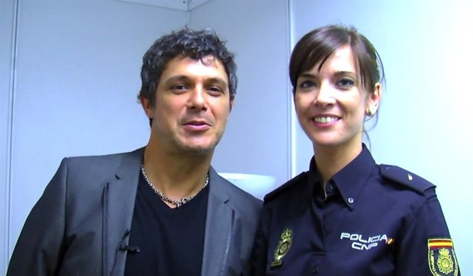 Alejandro Sanz Junto A Una Agente De La Policía Nacional