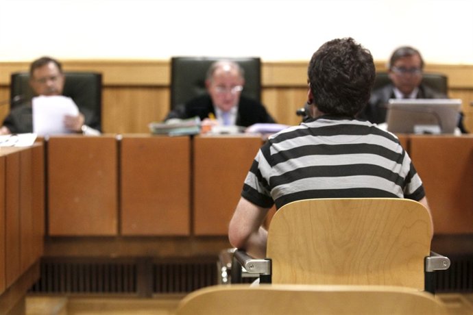 Aritz Arzalluz, Acusado De Colocar Una Pancarta Con Fotos De Etarras En Azpeita