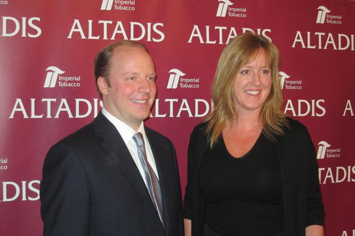 Dominic Brisby, Presidente De Altadis, Y Alison Cooper, CEO De Imperial Tobacco