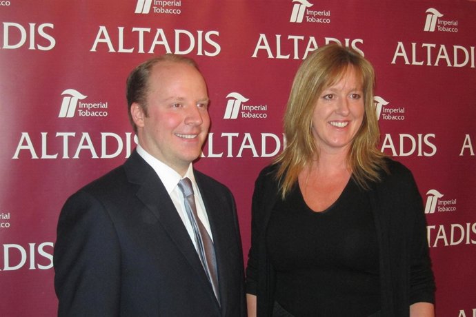 Dominic Brisby, Presidente De Altadis, Y Alison Cooper, CEO De Imperial Tobacco