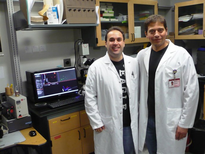 El Investigador Guillermo. G. Santos (Izquierda)