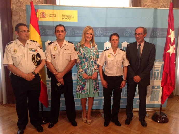 Cifuentes Y El Jefe Superior De La Policía, Con Los Homenajeados
