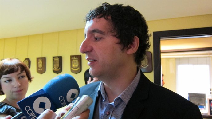 El Consejero De Cultura Y Turismo, Pedro Alberto Cruz, Antes De Presidir Reunión