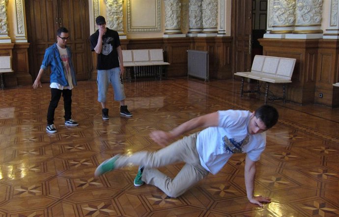 Exhibición De 'Break Dance' Del Grupo 'Fresas Con Nata Crew'