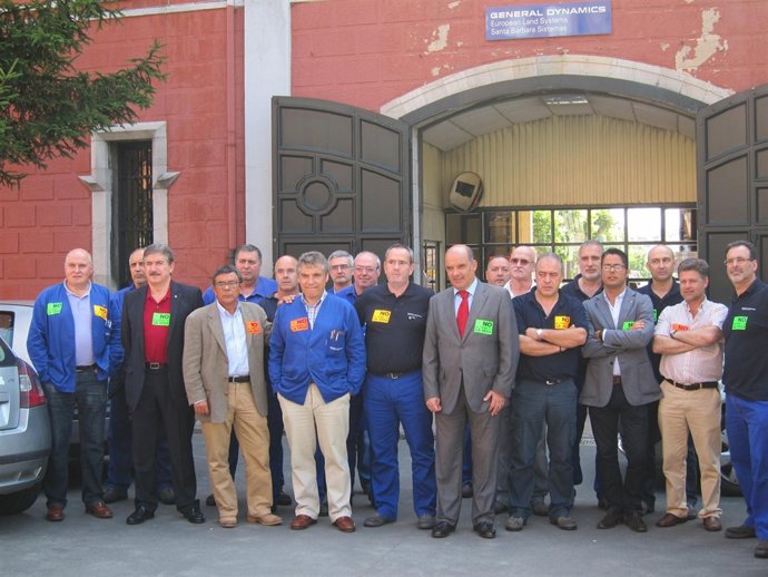 Los Portavoces Municipales Posan En La Fábrica De Armas De La Vega