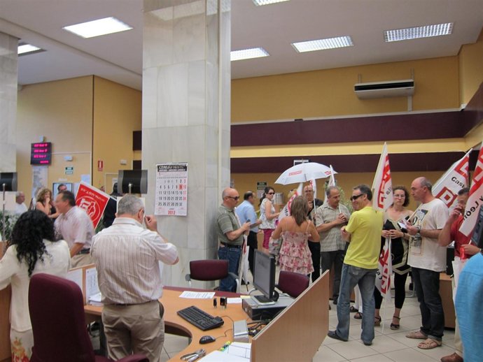 Trabajadores Del Ecyl Se Encierran En Una Oficina De Valladolid