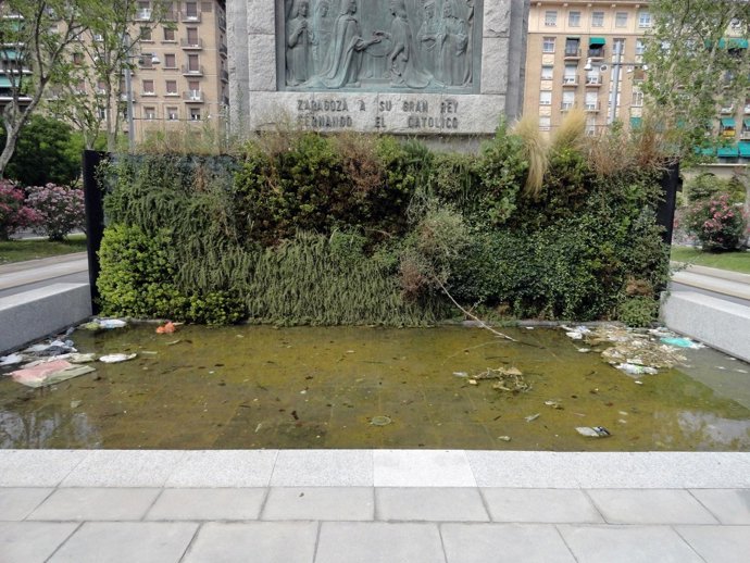 Suciedad En El Estanque De La Plaza San Francisco