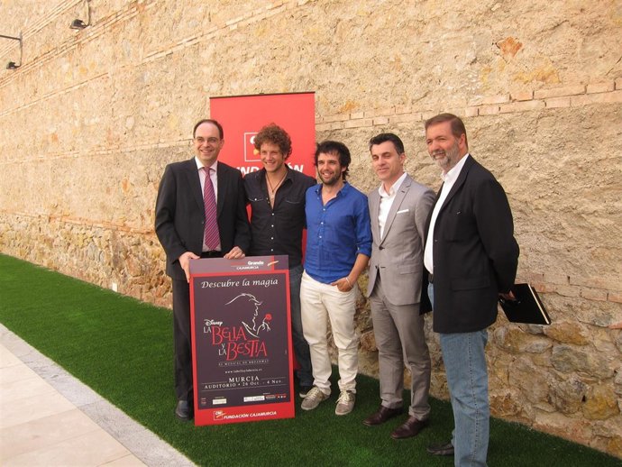 Los Actores Dani Diges Y Raul Peña En La Presentación De La Bella Y La Bestia