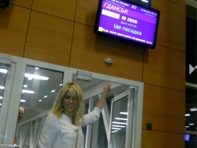 Shakira en el aeropuerto de Ucrania, siguiendo a La Roja 
