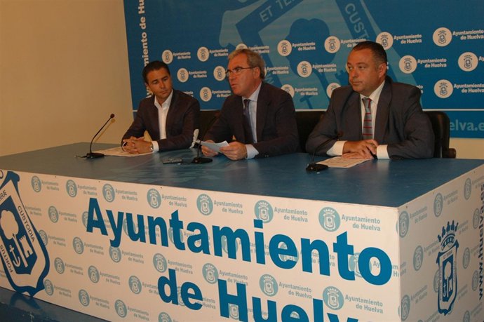 El Portavoz Del Equipo De Gobierno, Francisco Moro, Junto A Adame Y Arias. 