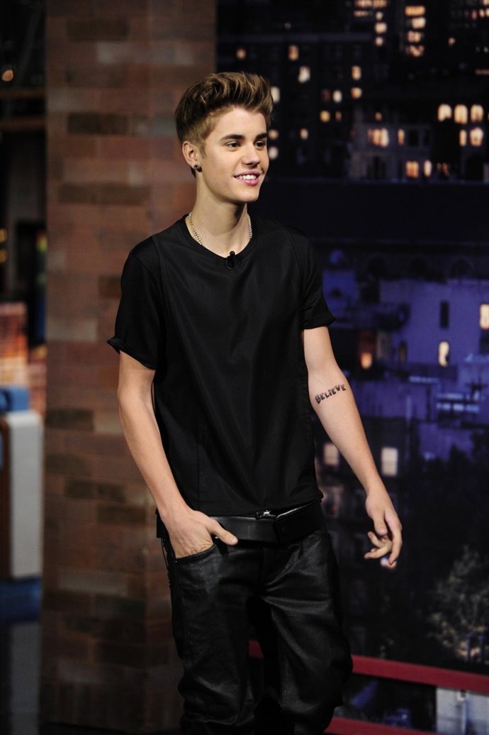 Justin Bieber se hace un nuevo tatuaje en el antebrazo 