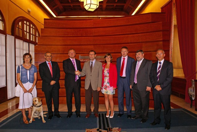 El Equipo De La ONCE Con El Presidente Del Parlamento Andaluz