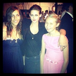 Kristen Stewart en vaqueros en una boda 