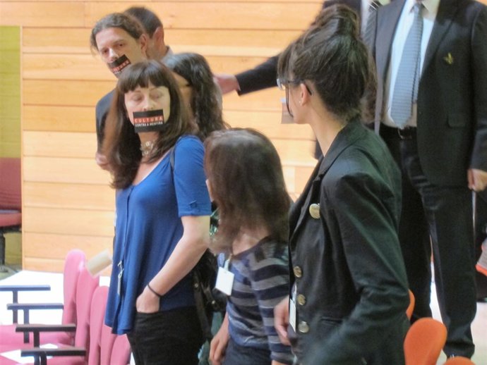 Protesta de Representantes De La Cultura en el Parlamento