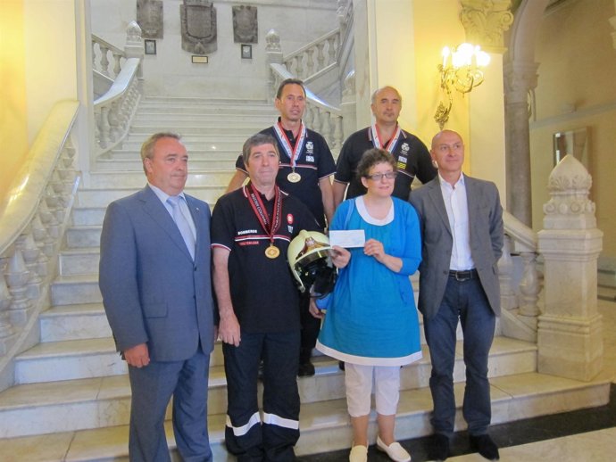 Los Bomberos De Bilbao Entregan Un Cheque A Gorabide. 